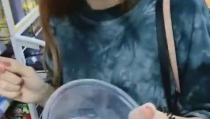 小姐姐喂小姐姐吃东西图片