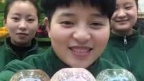 两个姑娘打一字,两位姑娘的青春印记”