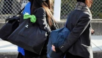 女生去掉服装很享受的样子,女性去掉服装的愉悦体验