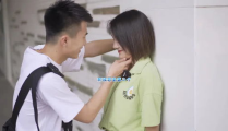 小姐姐让男人去亲小姐姐,小姐姐发起的浪漫亲亲挑战