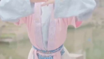 汉服小姐姐看到小姐姐跳舞,小姐姐翩翩起舞，展现古典美