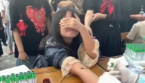 小姐姐给小姐姐抽血视频,小姐姐勇敢抽血瞬间