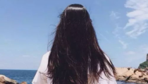 带有文字的头像女孩,展现个性与情感的视觉符号”